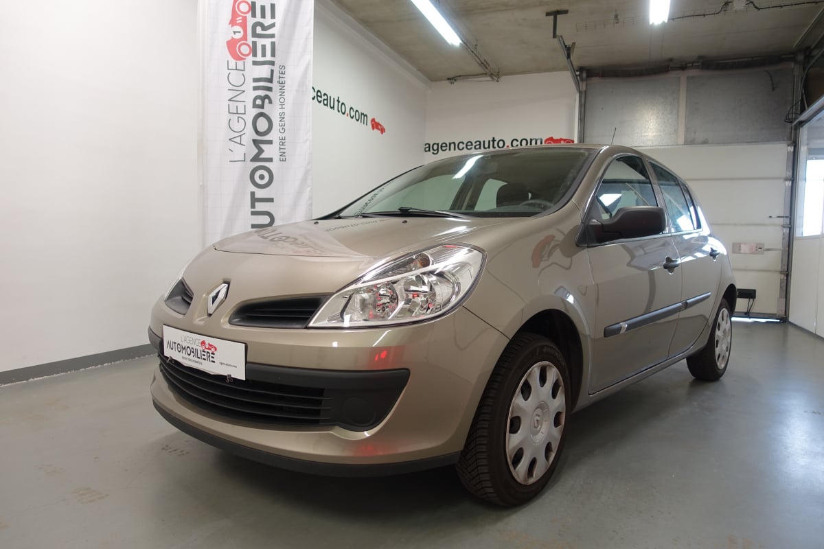 Renault Clio III 1.2 75 CH PACK CLIM — 1