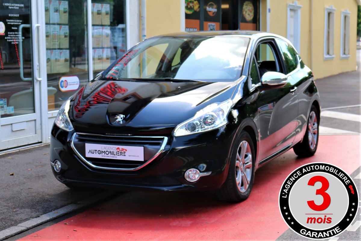Peugeot 208 1.6 e-HDi 115 Allure BVM6 3 Portes (LED, Clim Bi-Zone, Semi-Cuir & Tissus....) — 1