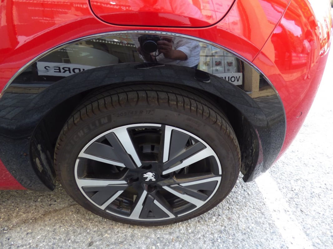 Peugeot 208 GT PURETECH 100 S&S EAT8 — 28