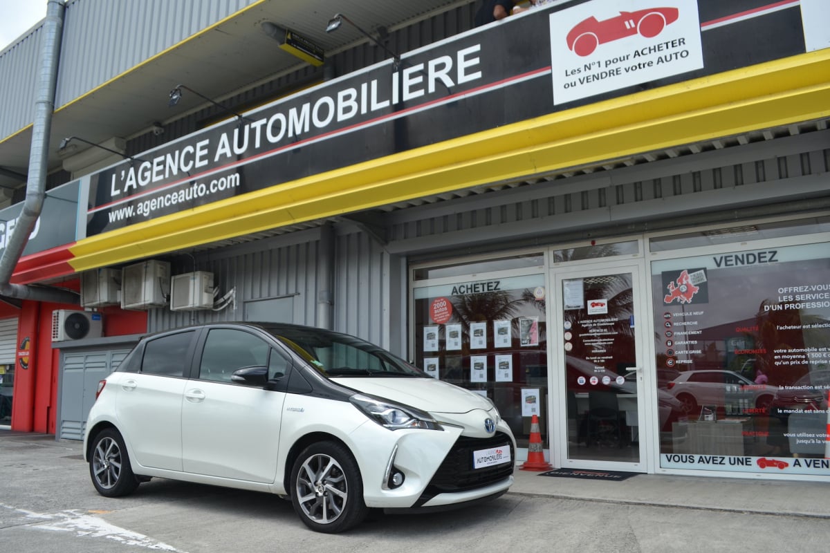 Toyota Yaris 100h Dynamic 5 — 1