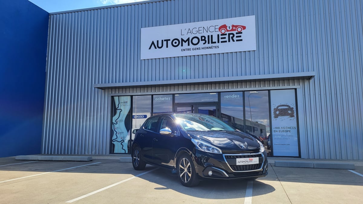 Peugeot 208 1.6 BLUEHDI 100 ALLURE + CAR PLAY — 1