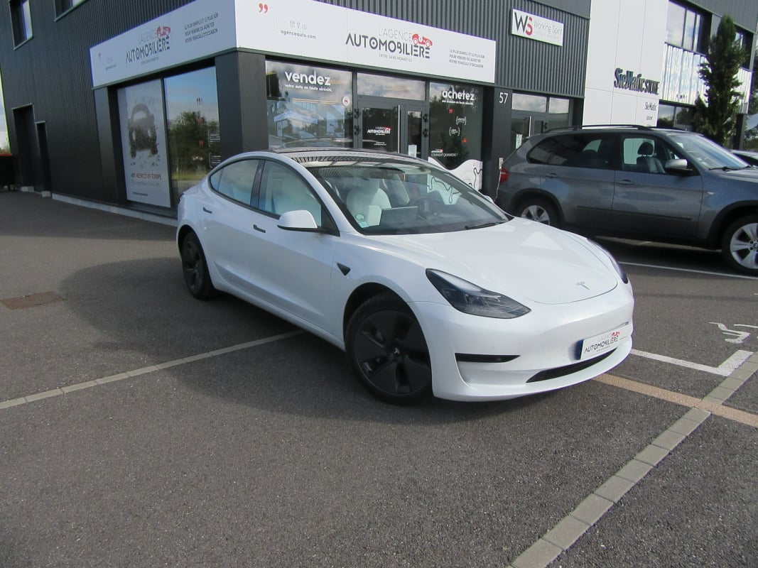 Tesla Model 3 PROPULSION 03-2022 INTERIEUR BLANC — 1