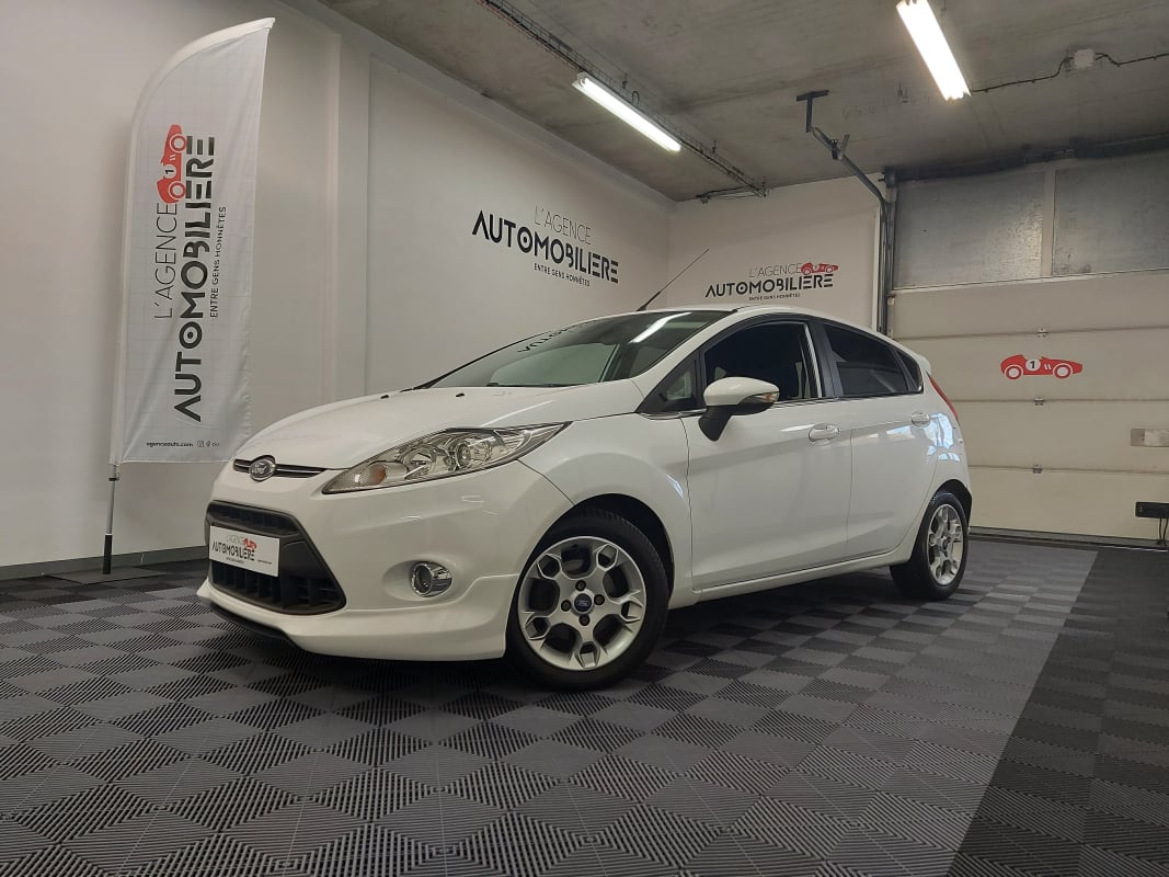 Ford Fiesta V 1600 120 TITANIUM 5P — 1