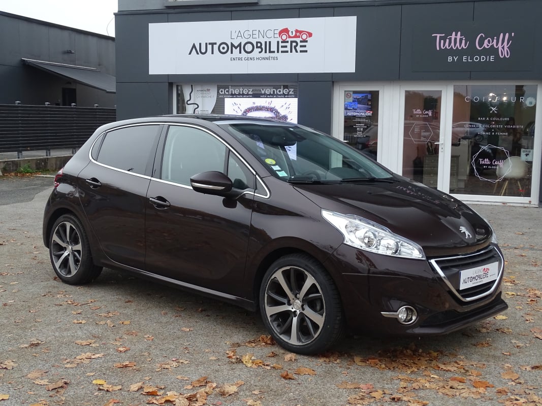 Peugeot 208 1.6 E-HDI 115 CV FELINE JBL TOIT PANORAMIQUE — 1