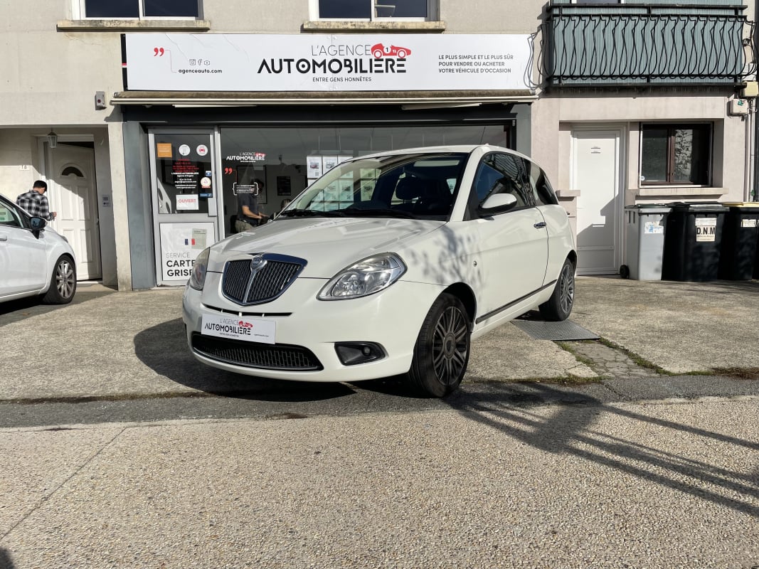 Lancia Ypsilon 1.4 i 77 CH PLATINO 2EME MAIN — 1