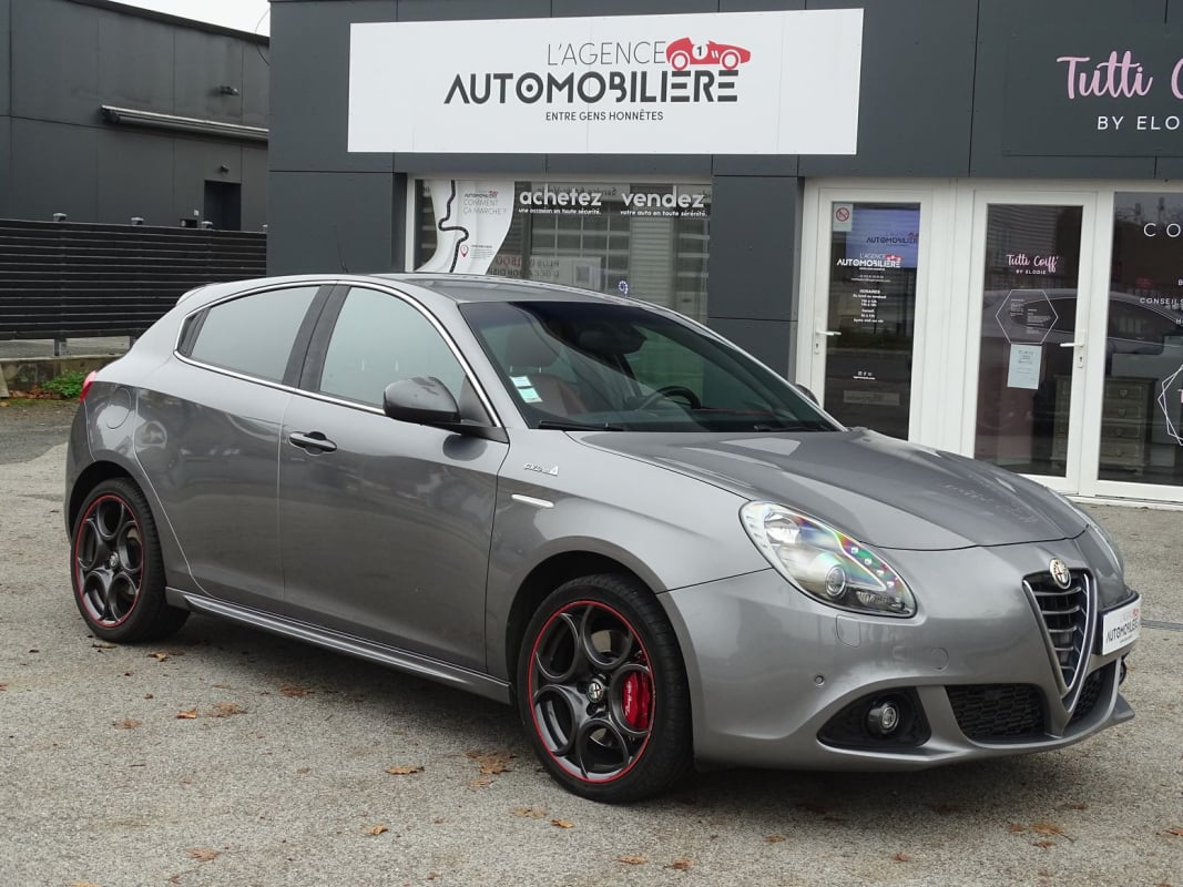 Alfa Romeo Giulietta 2.0 JTDM 150 Exclusive QV Line XENONS GPS CUIR ROUGE — 1