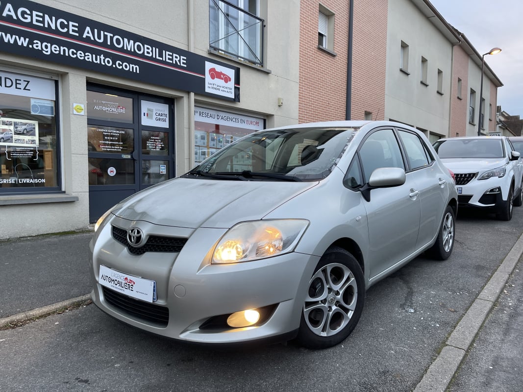 Toyota Auris 126 D-4D FAP DYNAMIC 5P — 1