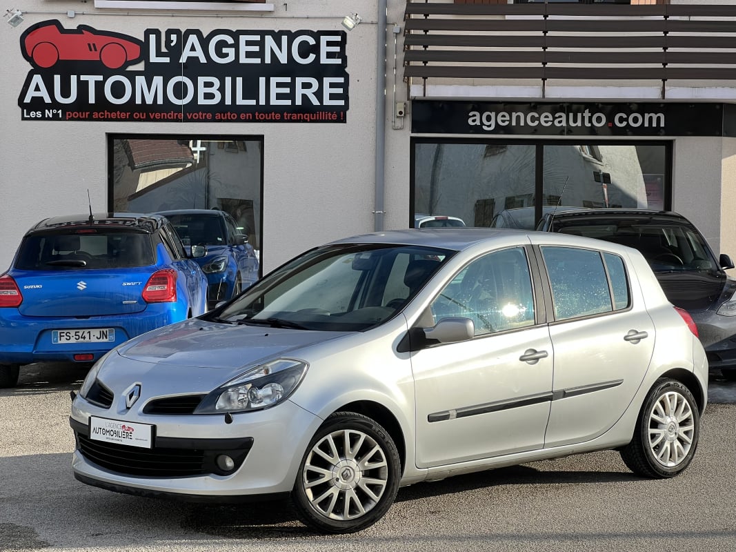 Renault Clio III 1.4 100 ch essence 5 portes — 1