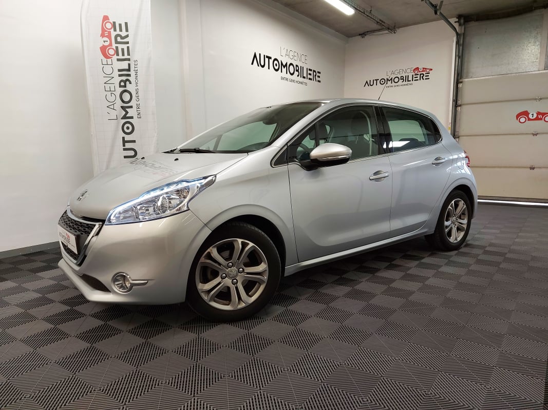 Peugeot 208 1.2 PURETECH 82 ALLURE 5P — 1