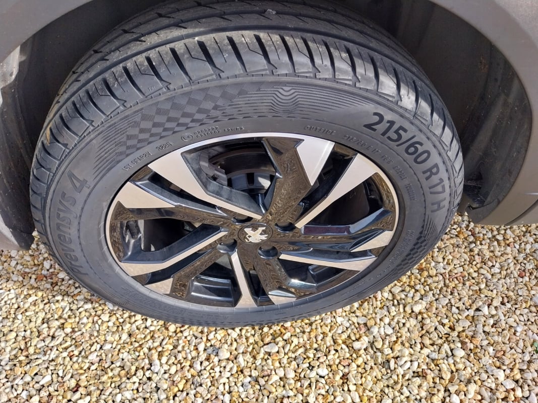 Peugeot 2008 II 1.5 BLUEHDI 130 S&S ROADTRIP EAT8 1ERE MAIN, SUIVI PEUGEOT — 32