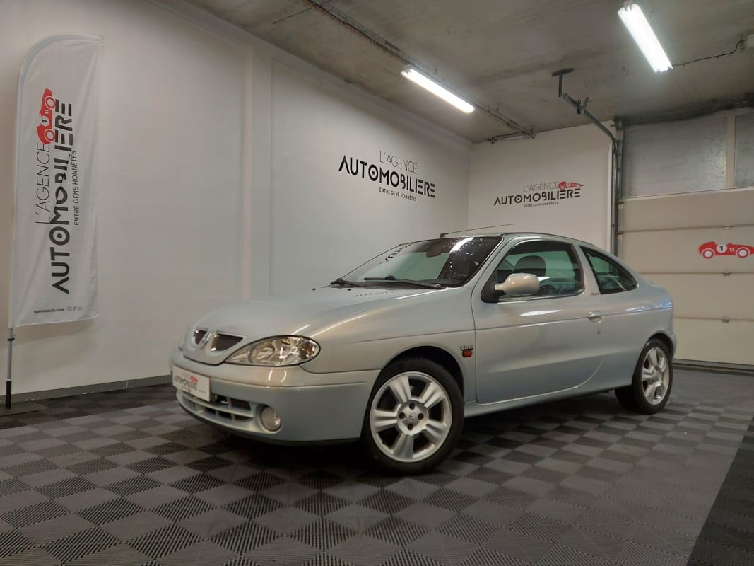 Renault Megane Coupé 2.0 IDE 140CH PRIVILEGE — 1