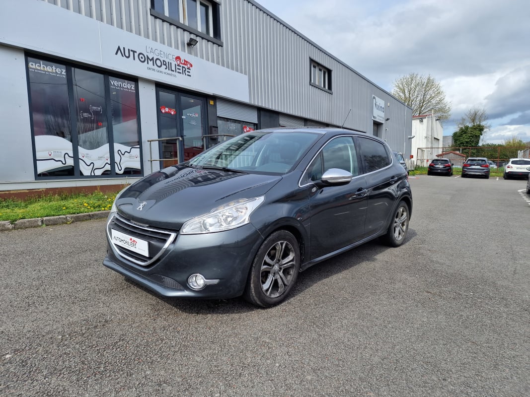 Peugeot 208 1.6 E-HDI 92CH ALLURE TOIT PANO / GPS — 1