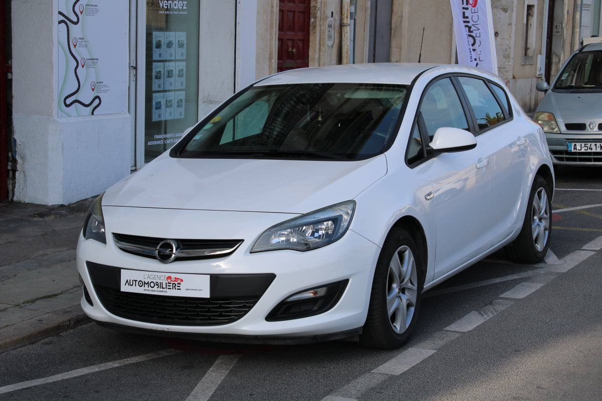 Opel Astra 1.7 CDTI 110 COSMO (distribution neuve) — 1
