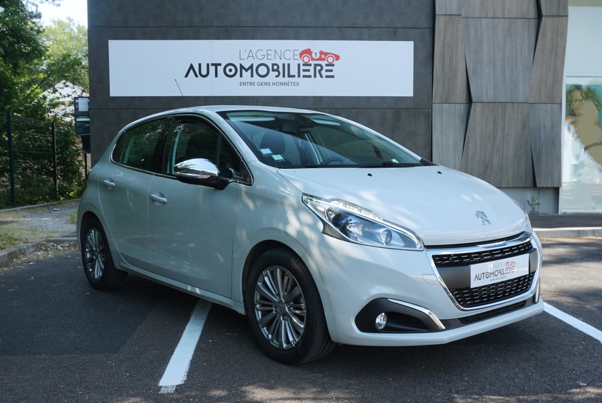 Peugeot 208 5 Portes 1.2 VTi 82 ch - ALLURE 1ere main — 1
