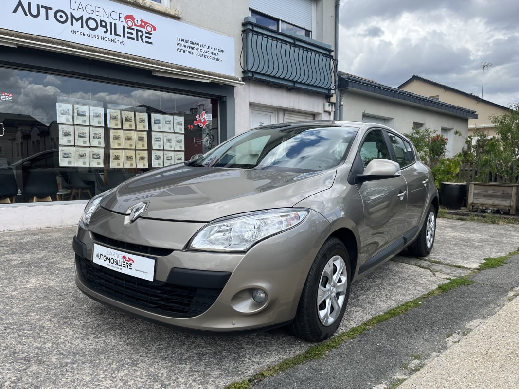 Renault Megane III 1.6i 110cv Dynamique 1ère main - Suivi Renault — 1