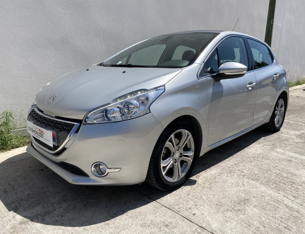 Peugeot 208 1.6 E-HDI 92 ALLURE — 1