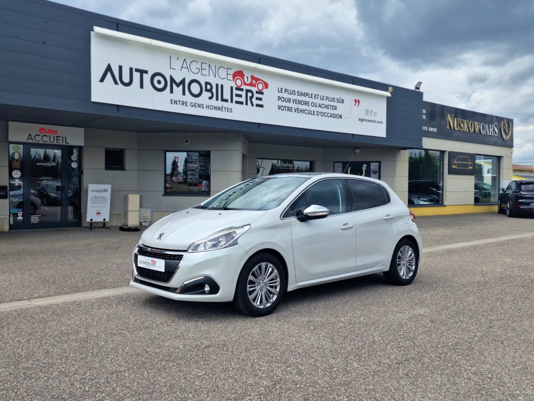 Peugeot 208 1.2 PureTech 82 Allure toit panoramique — 1