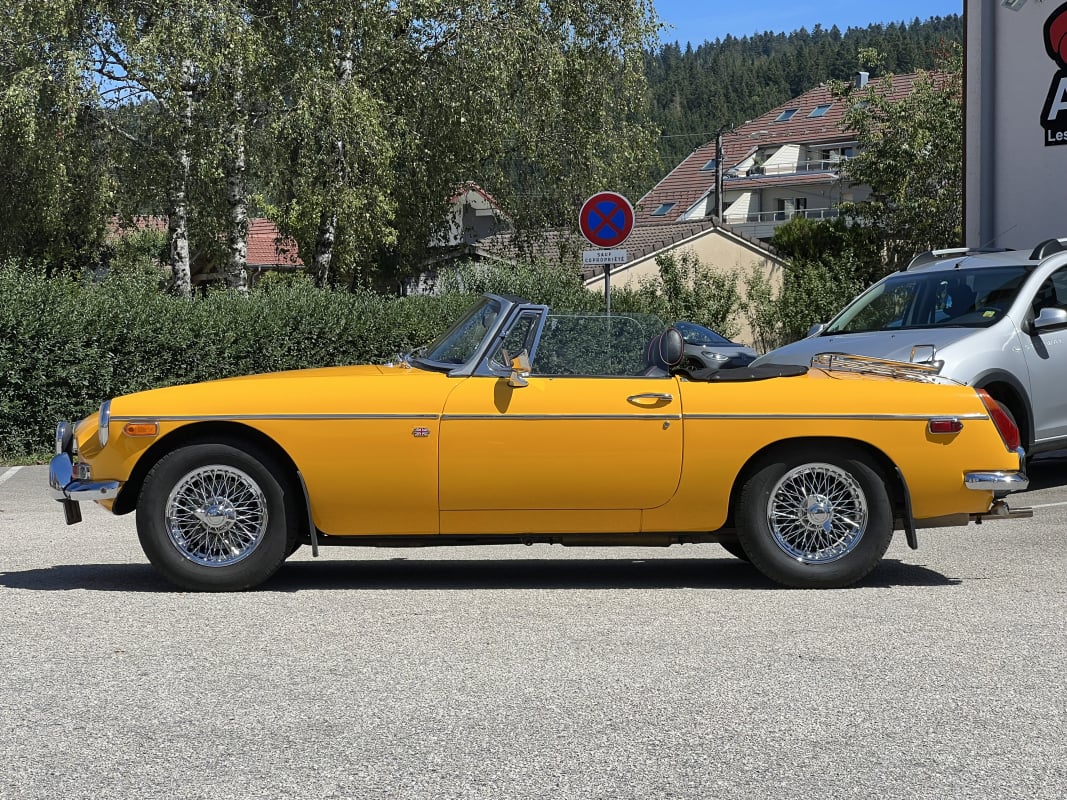 MG B cabriolet OVERDRIVE volant à gauche — 2