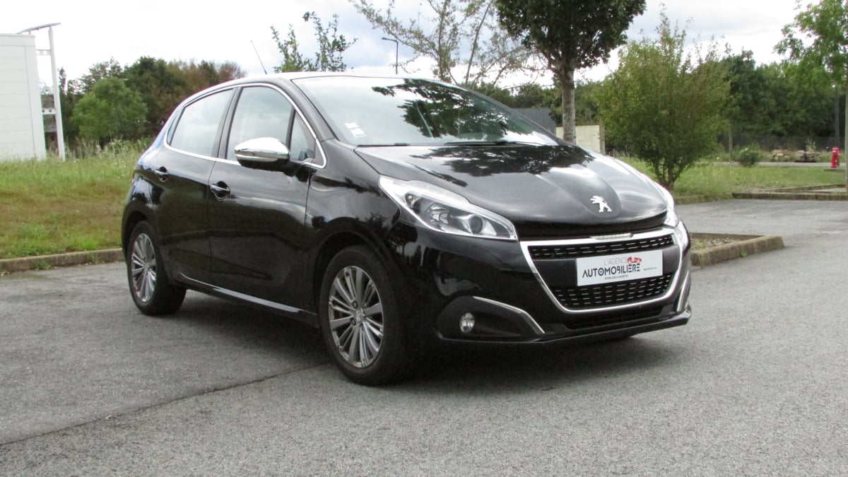 Peugeot 208 1,2L PURETECH 110CH ALLURE — 1