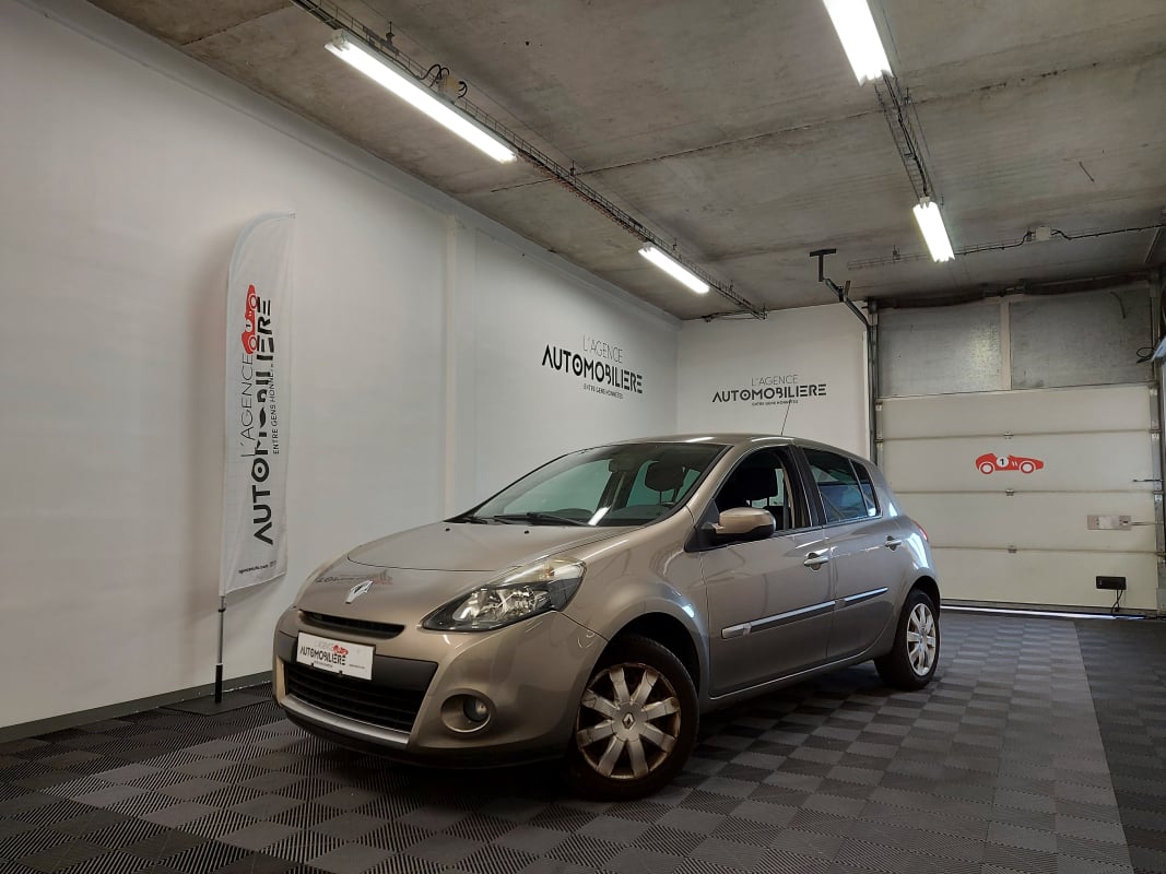 Renault Clio III (2) 1.2 TCE 100 DYNAMIQUE 5P — 1