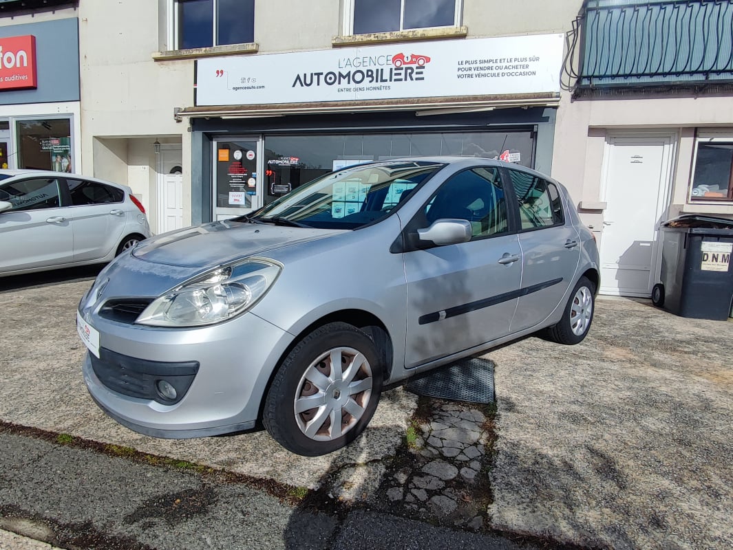 Renault Clio III 5 Portes 1.5 dCi 86 cv avec attelage — 1