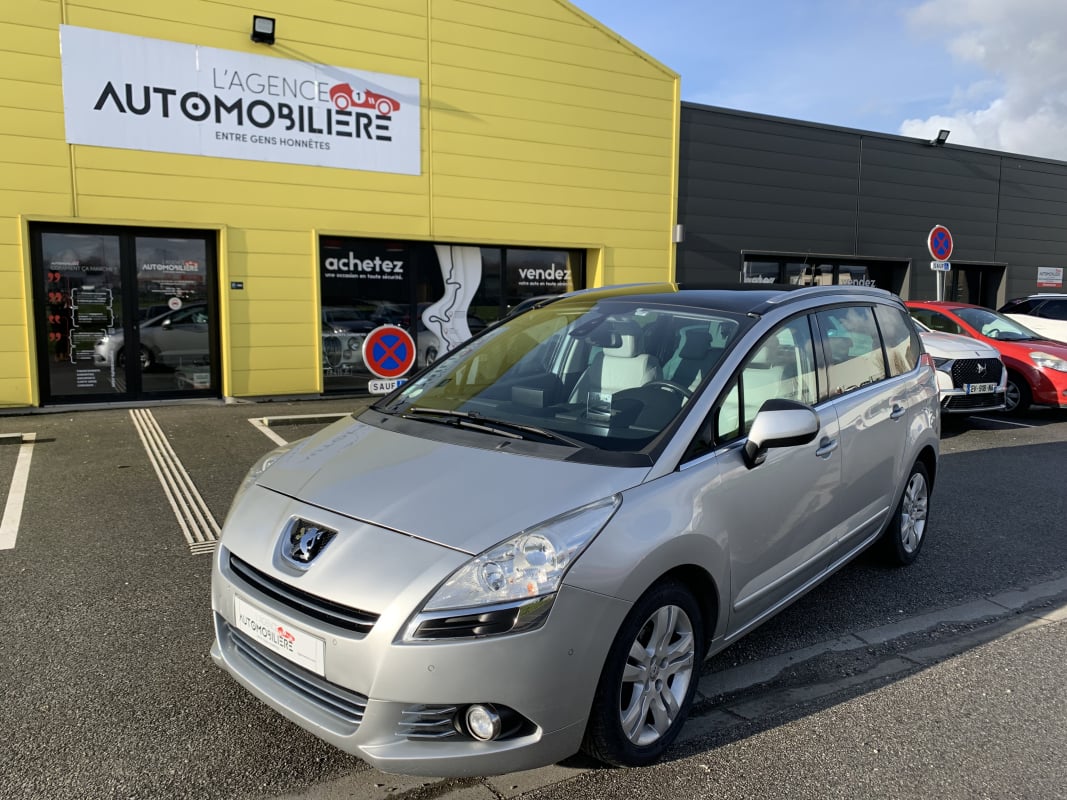 Peugeot 5008 1L6 e-HDi 115CH BLUE LION Allure+ toit pano — 1