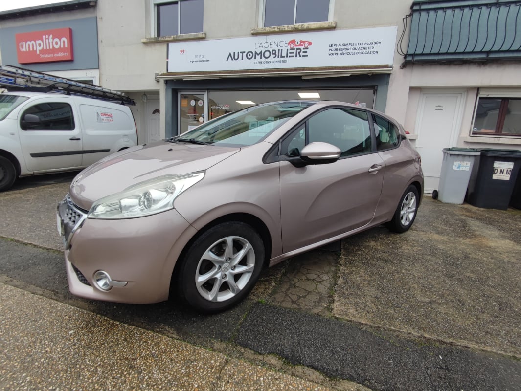 Peugeot 208 3 Portes 1.4 e-HDi 68 cv Distribution neuve — 1