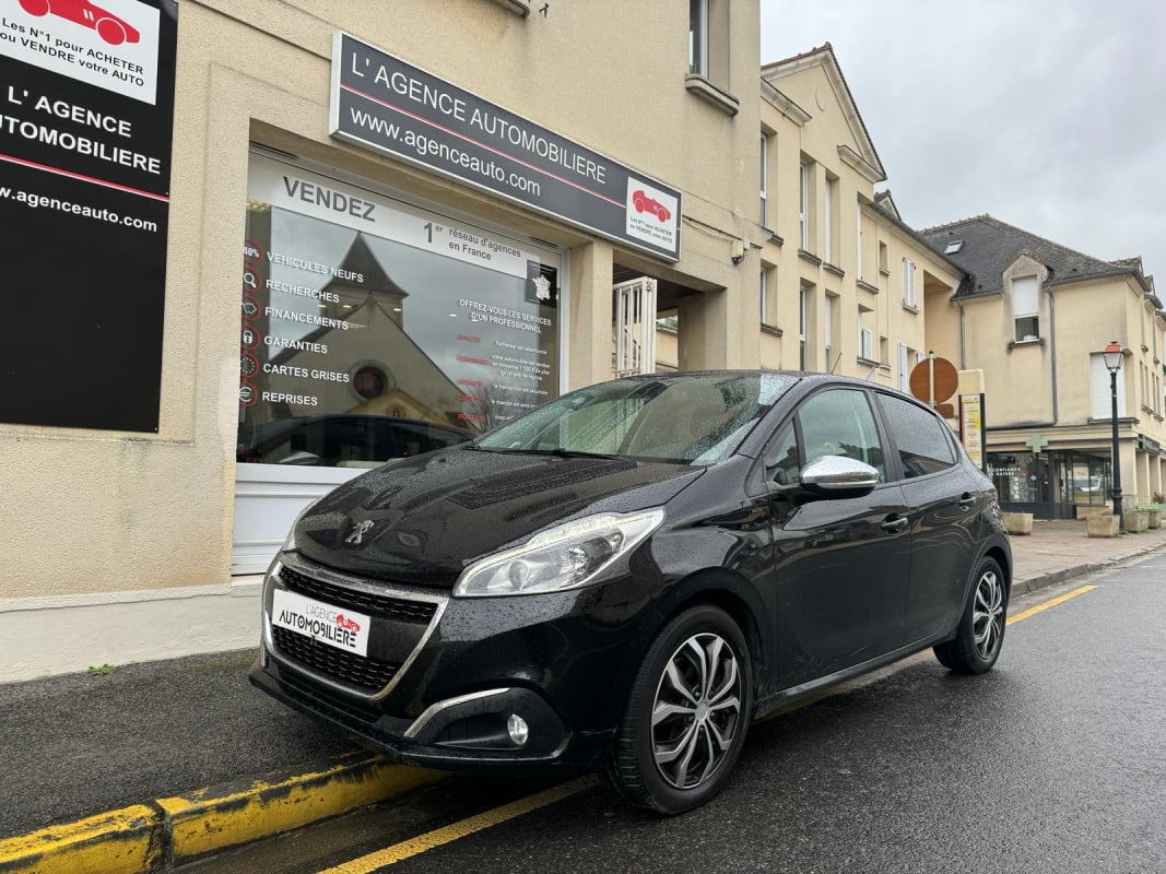 Peugeot 208 1.2 PURETECH 82cv SIGNATURE SUIVI PEUGEOT — 1