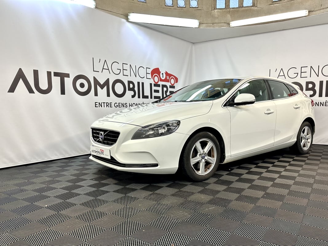 Volvo V40 1.6 T2 120 MOMENTUM (Distribution faite) — 1