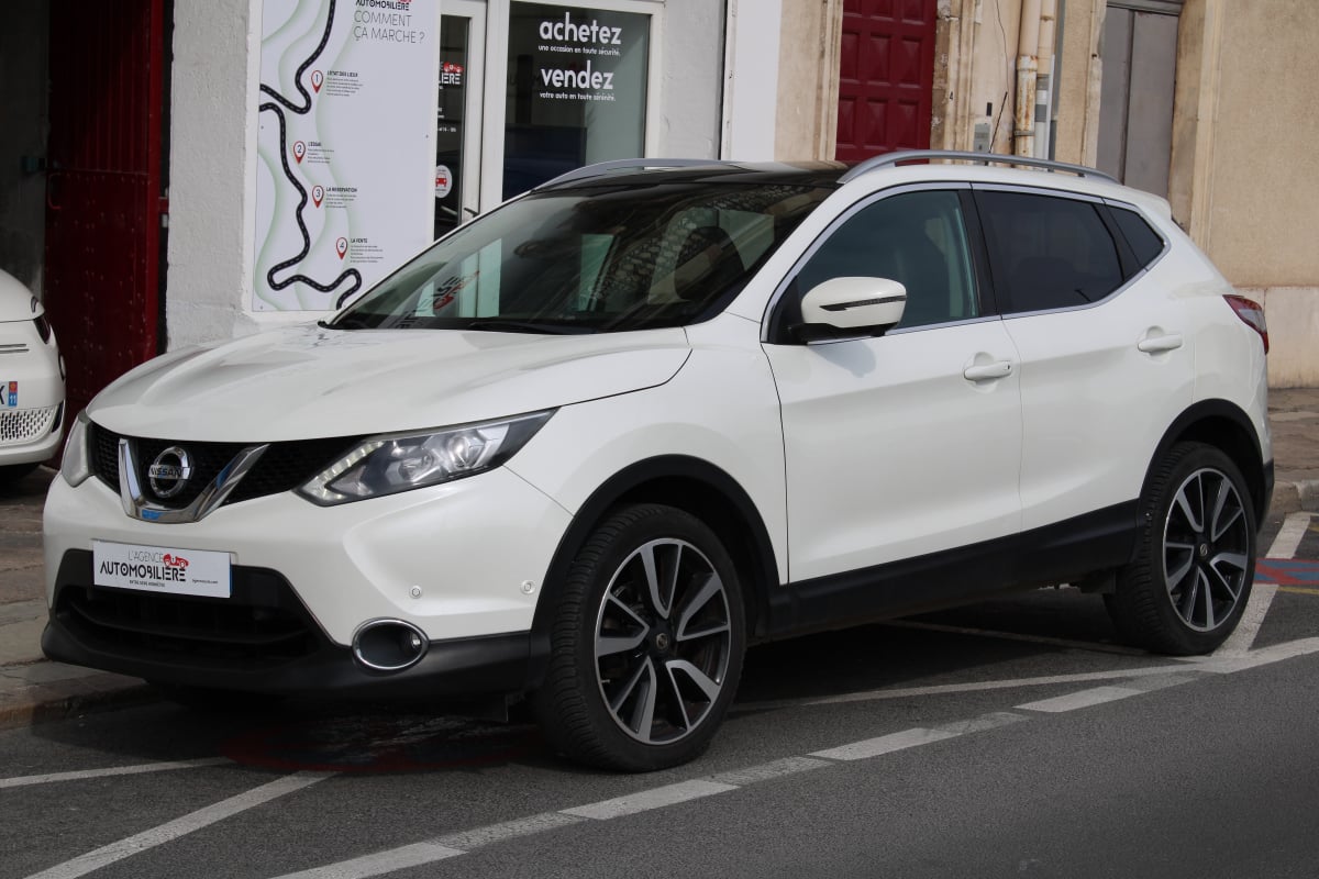 Nissan Qashqai GENERATION-II 1.5 DCI 110 TEKNA 2WD (1ère main, toit panoramique, attelage amovible,..) — 1