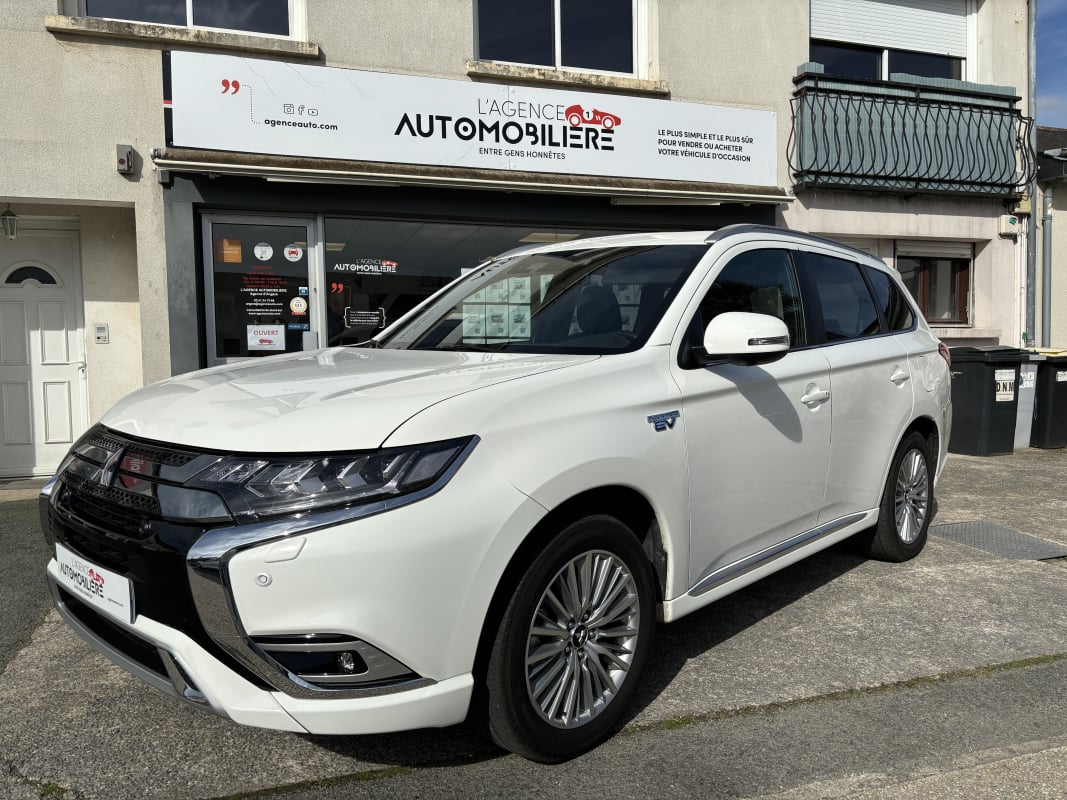 Mitsubishi Outlander INSTYLE 4WD PHEV 2.4 224 135 cv - 1ère Main - Attelage — 1