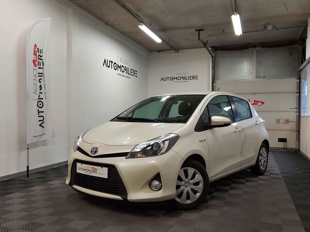 Toyota Yaris III (2) HYBRID 100H DYNAMIC 5P — 1