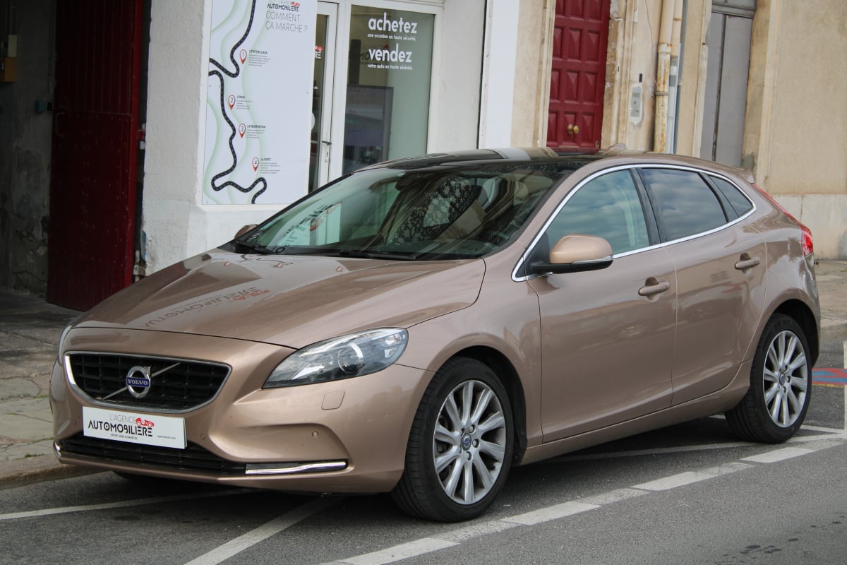 Volvo V40 1.5 T3 187 INSCRIPTION LUXE GEARTRONIC BVA (Flexfuel, Toit pano, Caméra de recul, GPS,..) — 1
