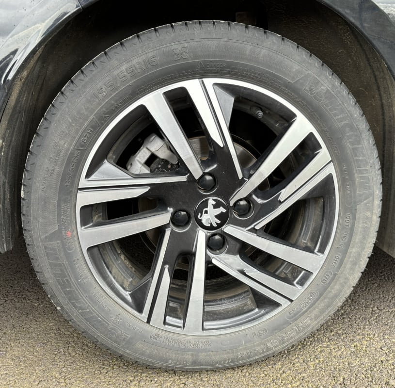 Peugeot 208 1.2 PURETECH 100 ALLURE — 40
