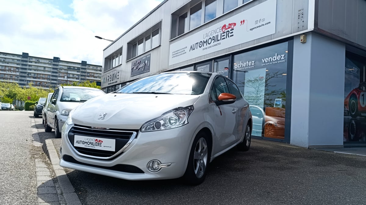 Peugeot 208 1.6 e-HDi 92ch Roland Garros — 1