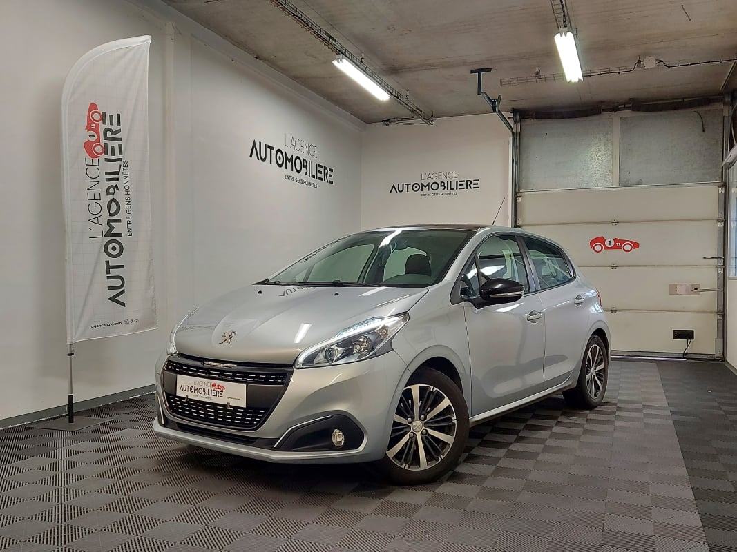 Peugeot 208 (2) 1.2 PURETECH 82 CH 5P + CAMERA DE RECUL + TOIT PANO — 1