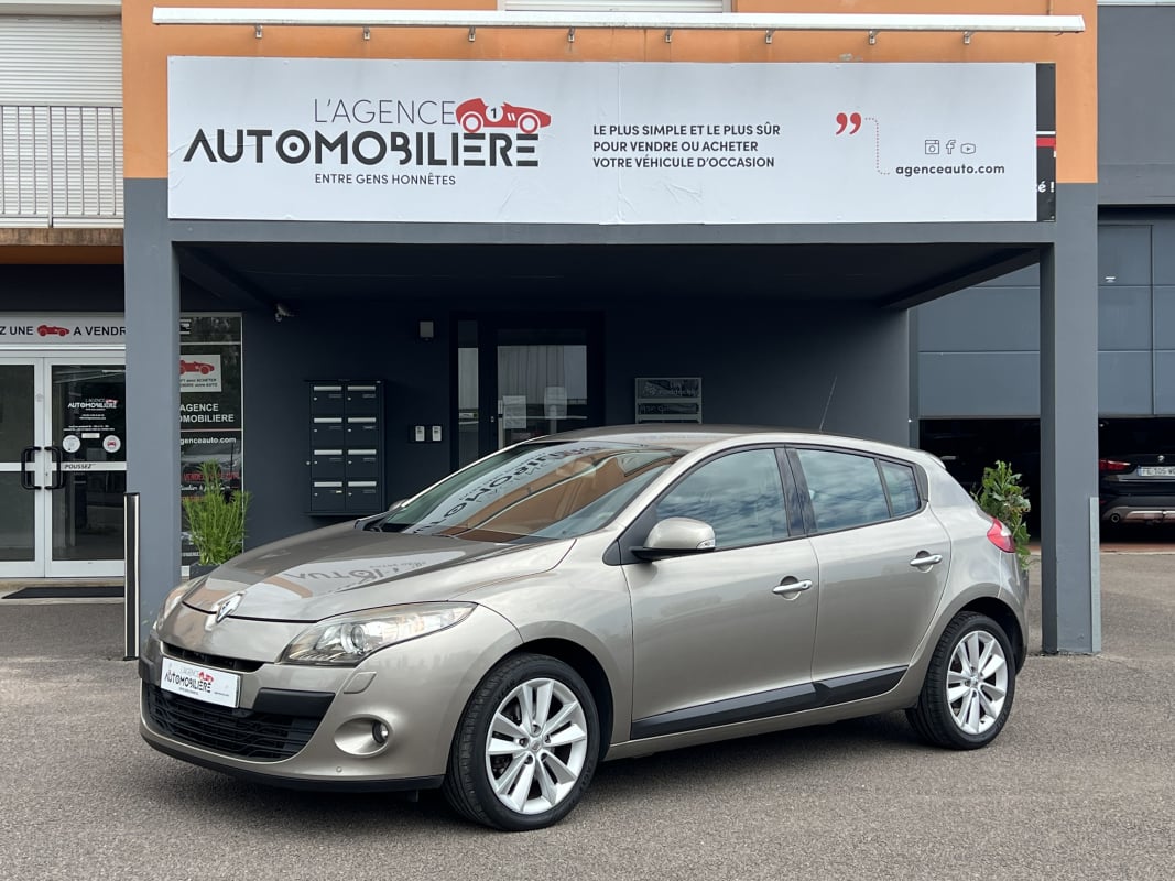 Renault Megane III 3 2.0 dCi 160 CV Privilege 5P — 1