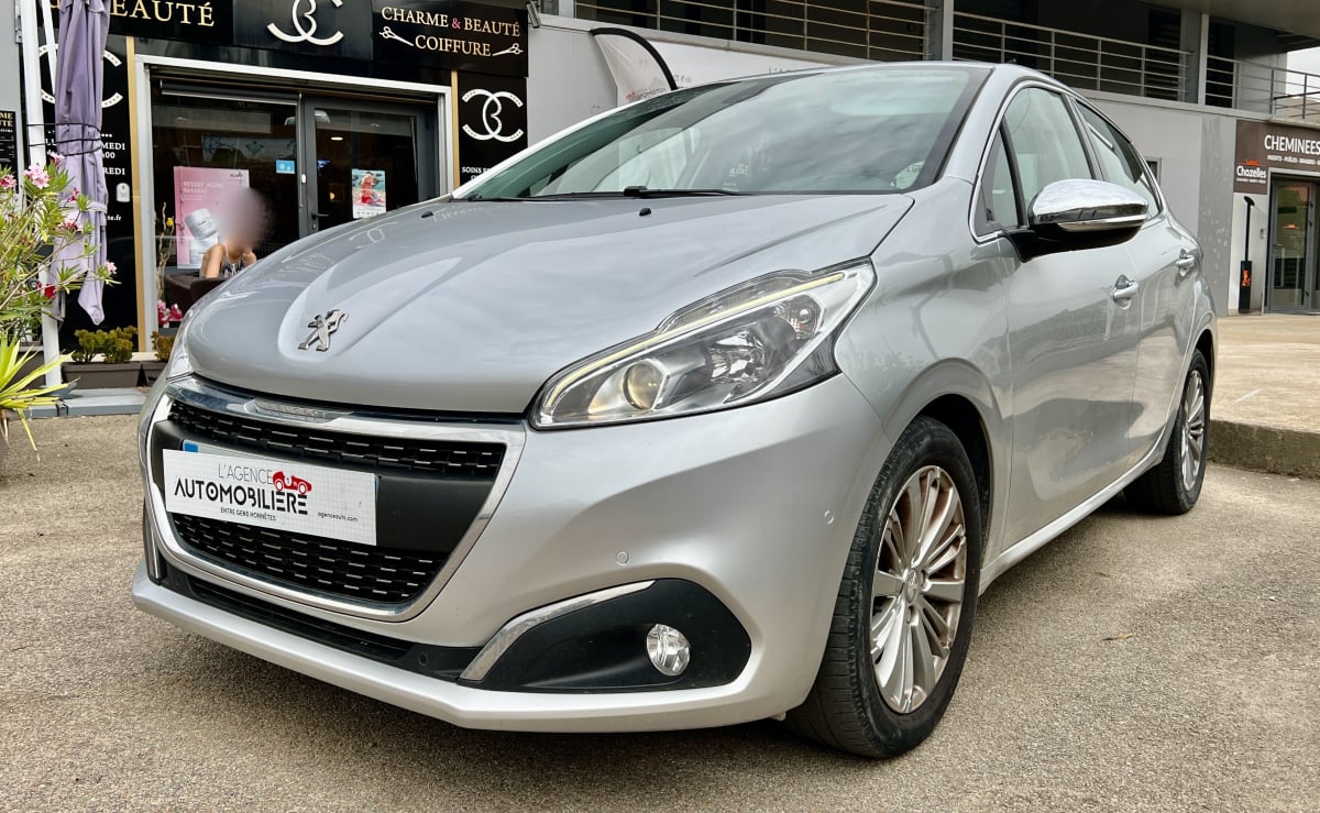 Peugeot 208 GENERATION-I 1.2 PURETECH 110 ALLURE BVA 35 000 KM — 1