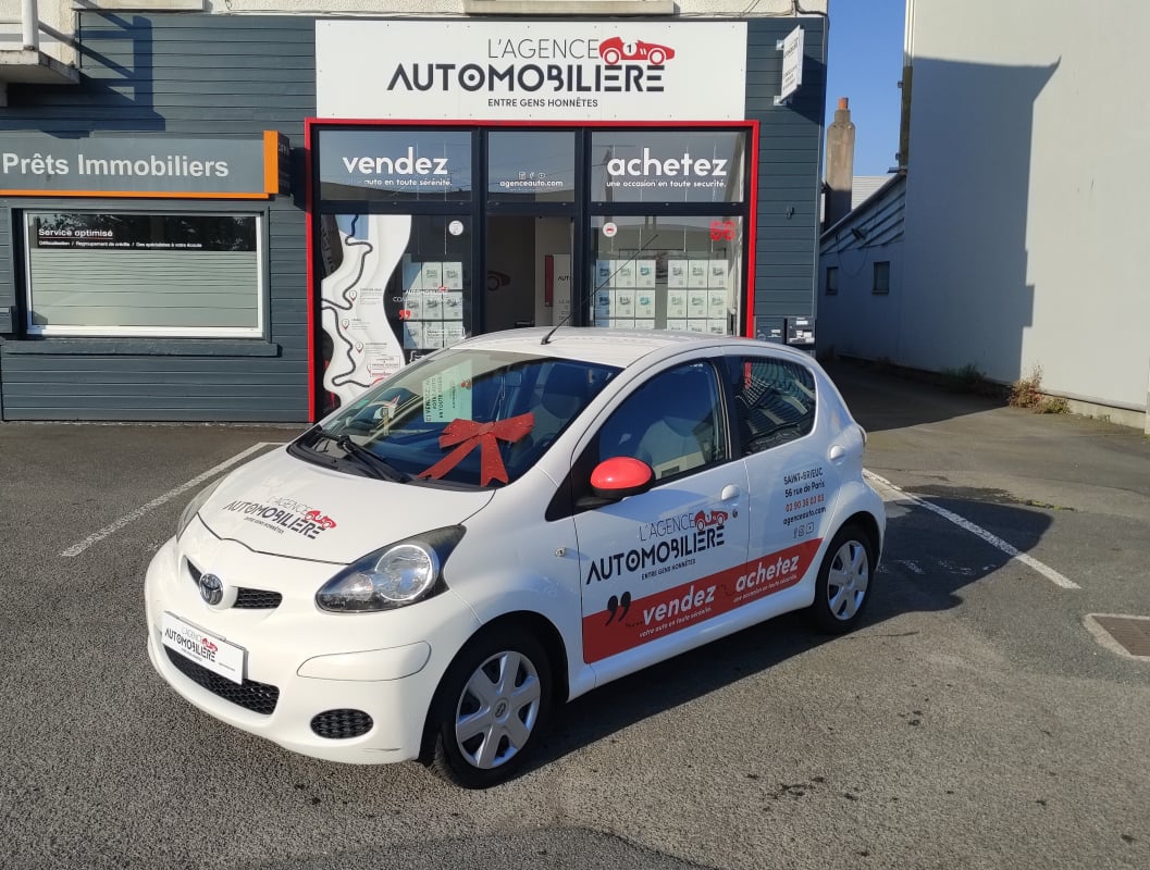Toyota Aygo 5 Portes 1.0 VVTi 68 cv Connect (Tomtom + CLIM) — 1