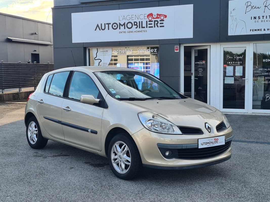 Renault Clio III 5 Portes 1.6 i 16V 110 cv Expression 1 ère MAIN — 1