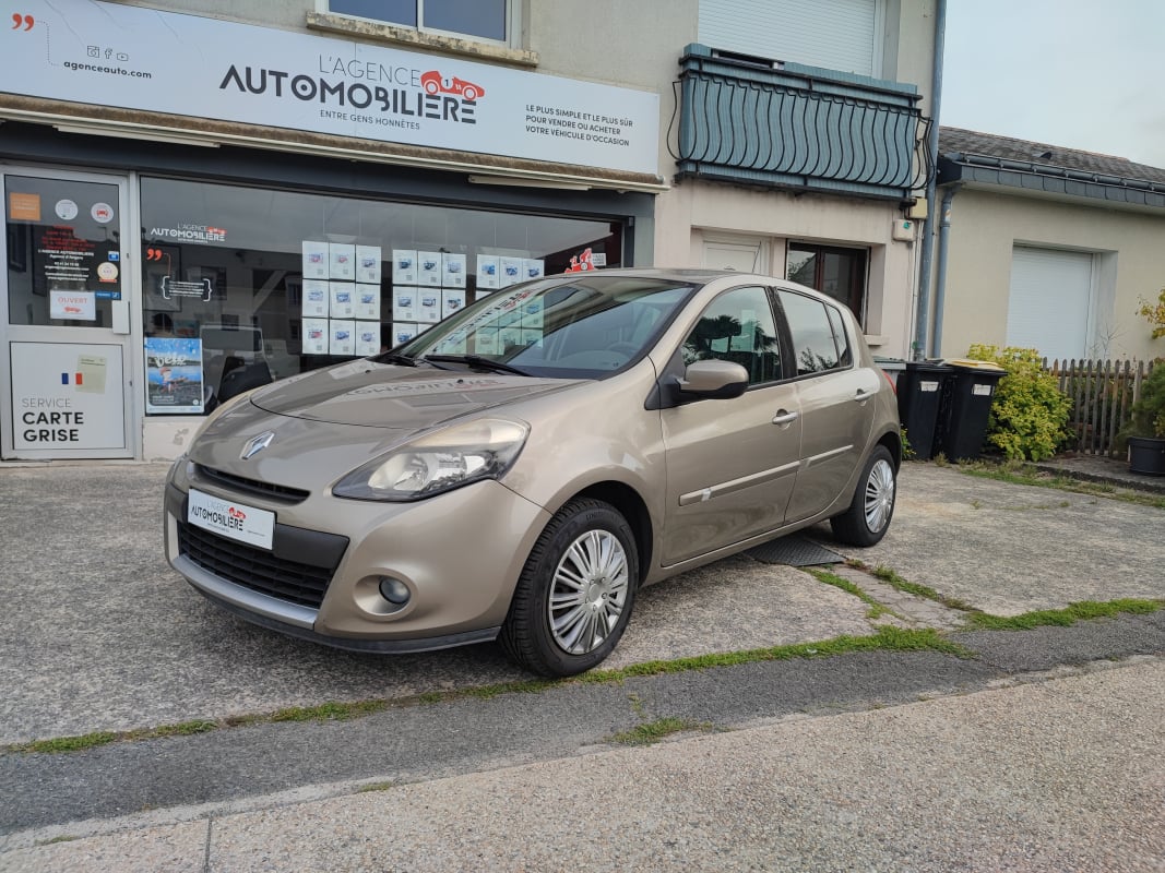Renault Clio III 5 Portes Phase 2 1.5 dCi Tomtom 86 cv DISTRIBUTION NEUVE — 1