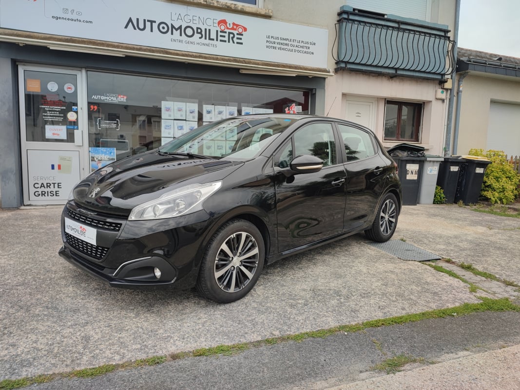 Peugeot 208 Phase 2 5 Portes 1.2 Allure 82 cv Distribution neuve, toit panoramique — 1