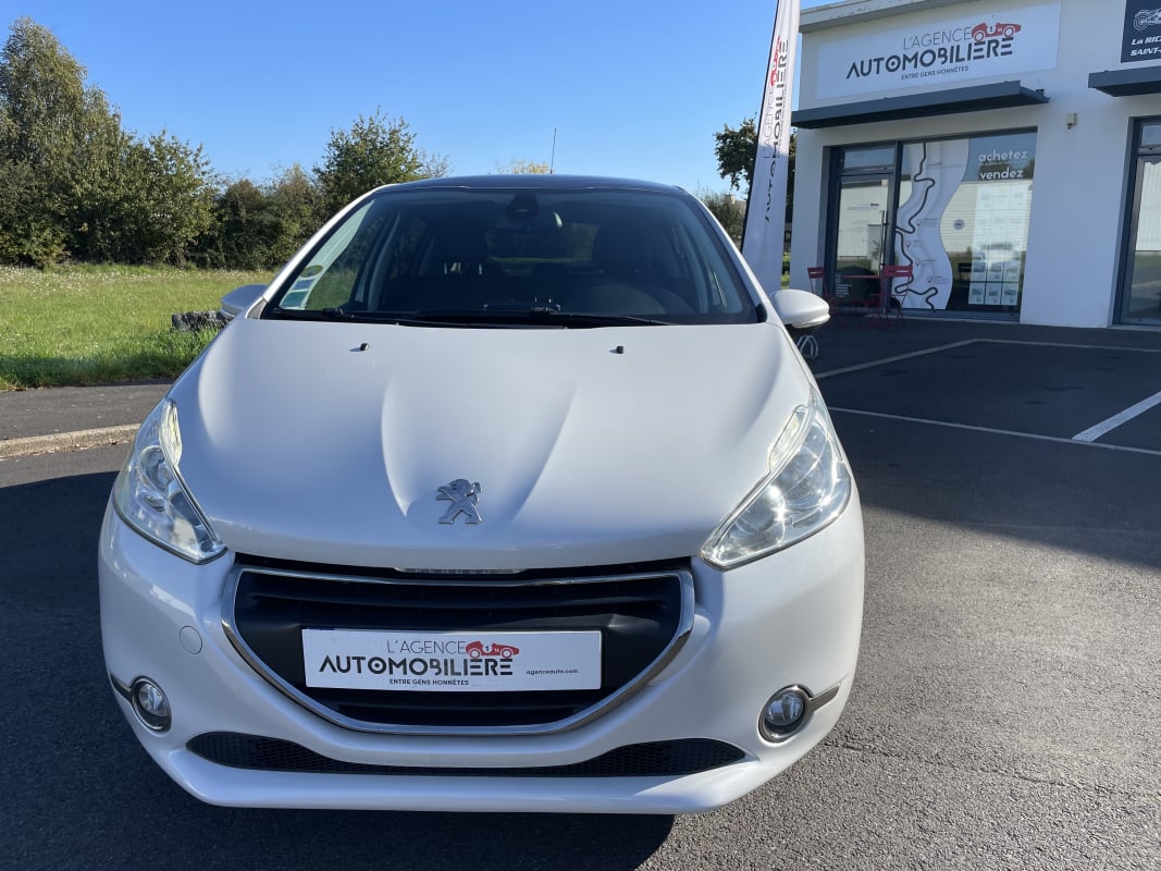 Peugeot 208 1.6 BLUEHDI 120 CH FELINE — 1
