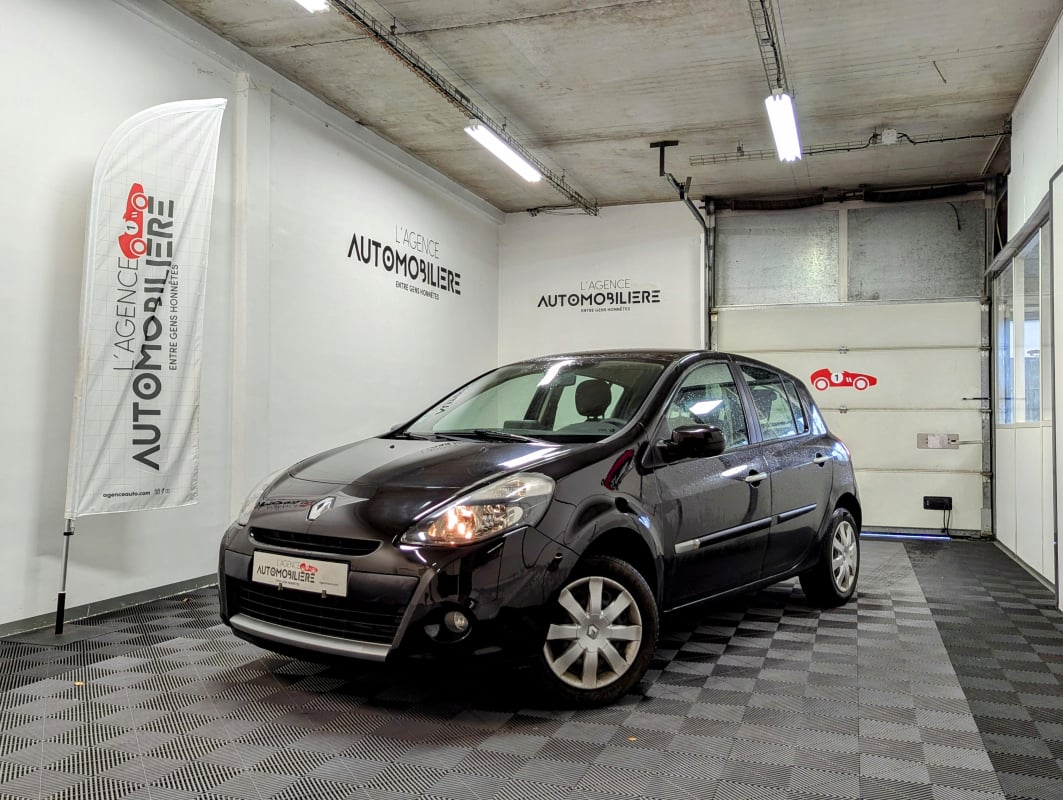 Renault Clio III (2) 1.2 16V 75 TOMTOM LIVE 5P + 2EME MAIN — 1