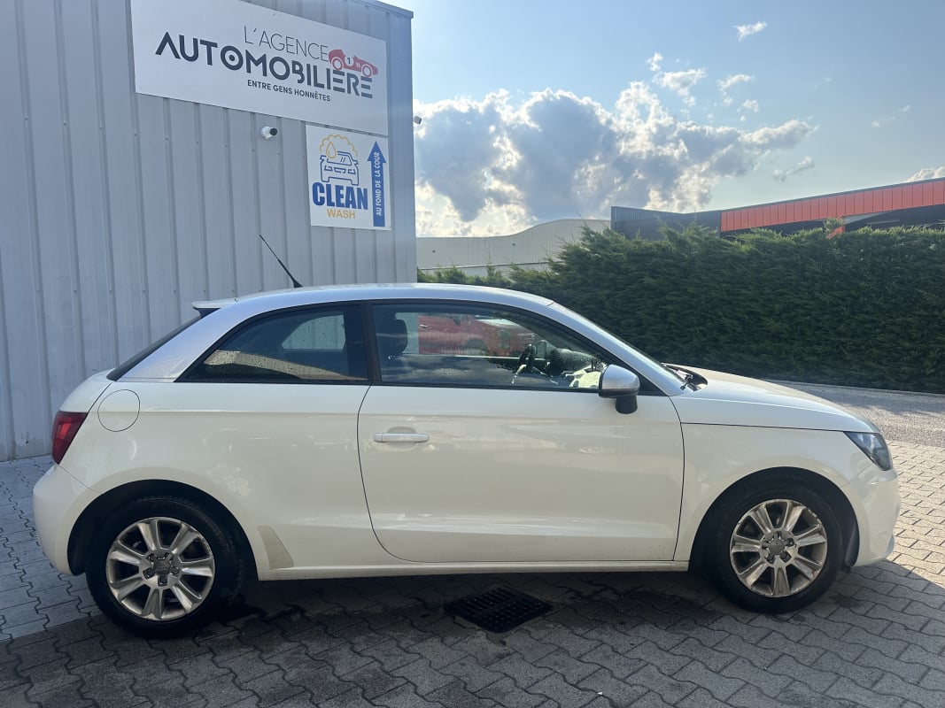 Audi A1 1.6 TDI S-Tronic 7 90cv BVA ambiente — 2