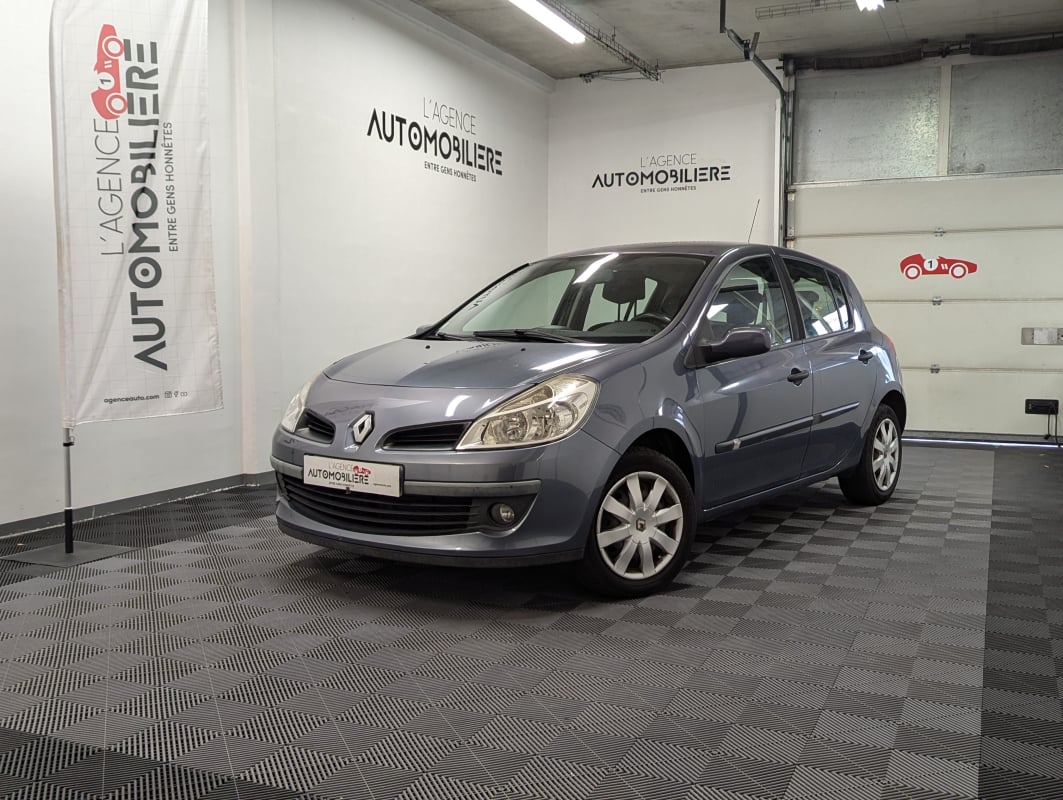 Renault Clio III 1.6 16V 110 DYNAMIQUE BVA 5P — 1
