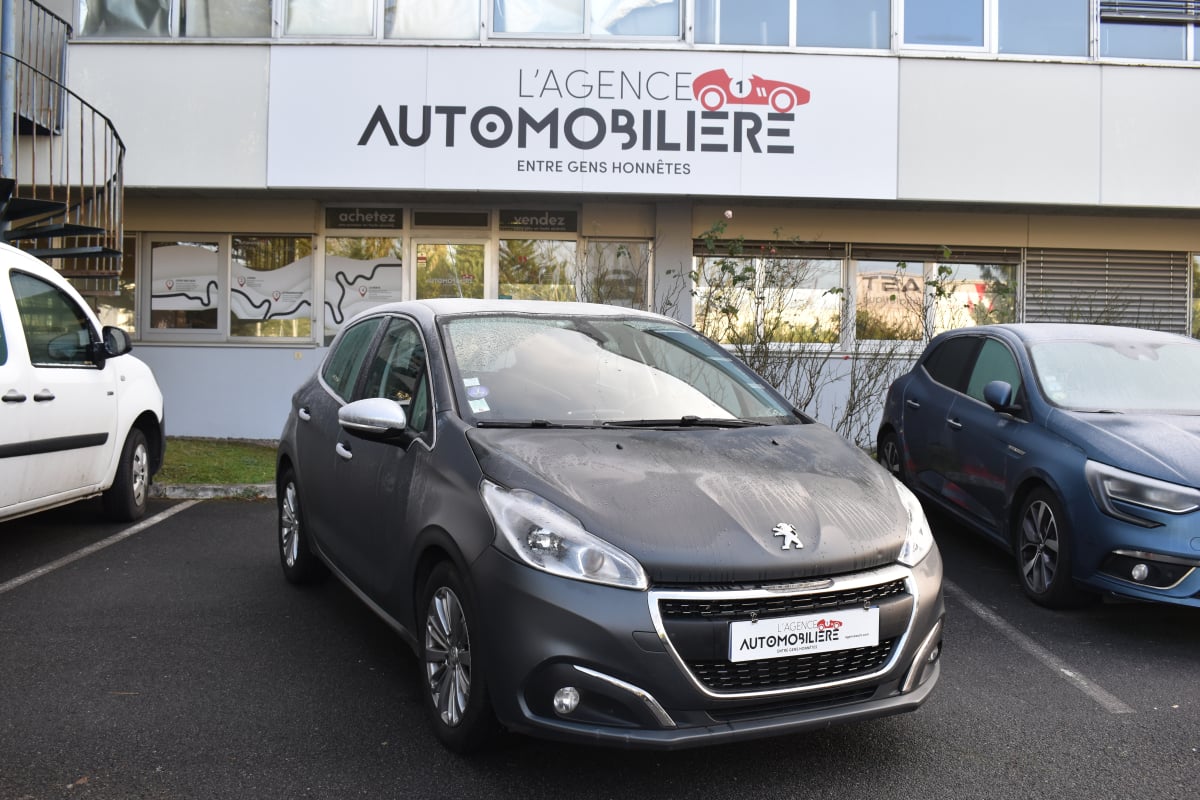 Peugeot 208 ALLURE Phase 2 5 Portes 1.2 Puretech 110 cv CARPLAY/GRIS MATE COURROIE OK — 1