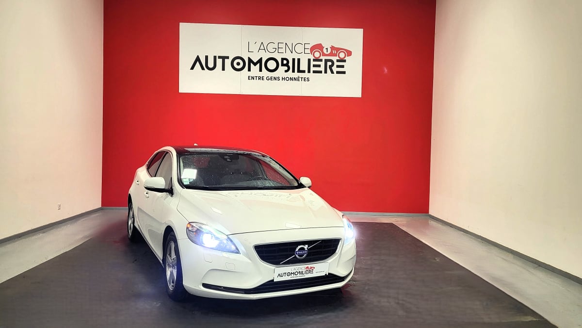 Volvo V40 VOLVO T4 POWERSHIFT 6 SUMMUM 1.6 180 CH TOIT PANORAMIQUE SIEGES CHAUFFANTS — 1