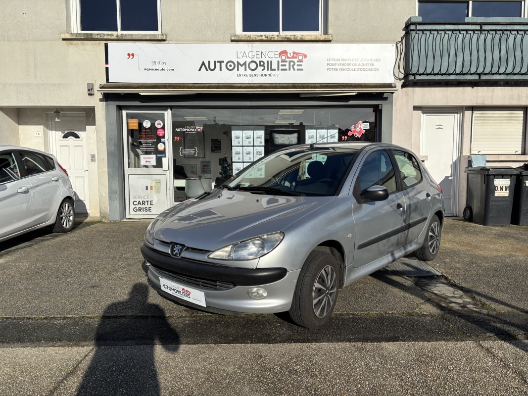 Peugeot 206 1.1 i 60 cv 5p — 1