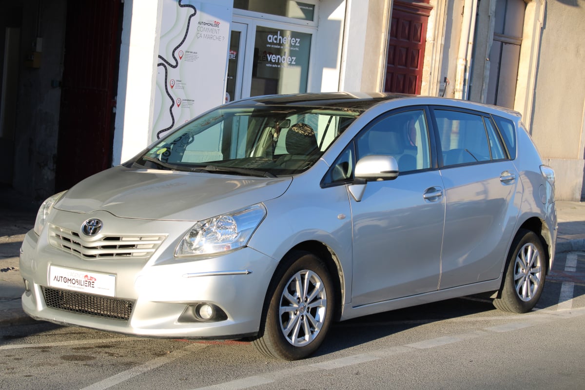 Toyota Verso 2.0 D4D 125 SKYVIEW CONNECT (Toit panoramique, Caméra de recul, GPS, Attelage,..) — 1